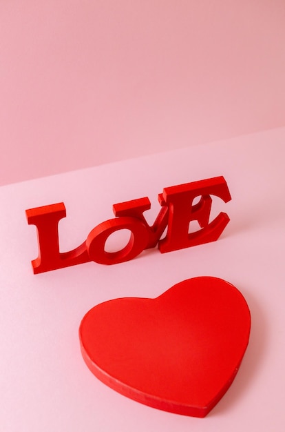 Caixa de coração e palavra de madeira amor em rosa
