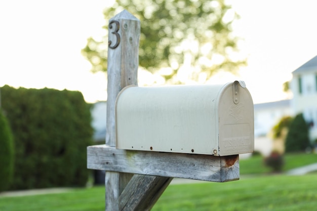 Caixa de correio residencial Um símbolo de conexão aguardando notícias e mensagens Reflete um sentimento de pertencimento e
