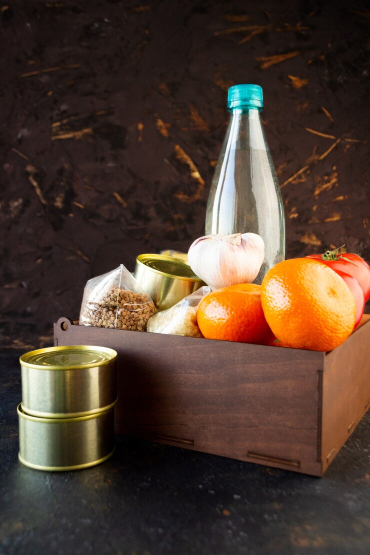 Foto caixa de doação com alimentos em fundo de madeira