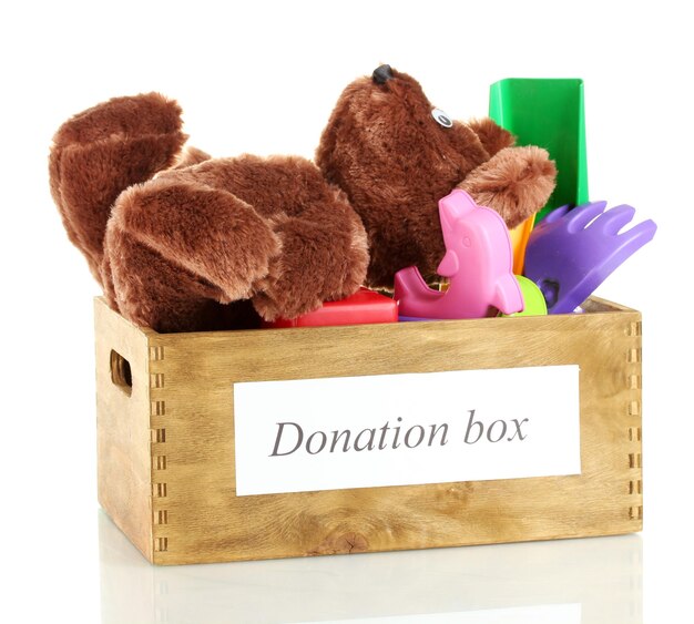 Caixa de doação com brinquedos infantis isolados em branco