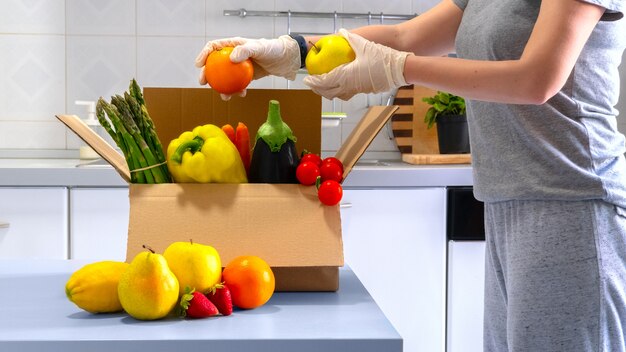 Caixa de doação com superalimentos frutas e legumes. compartilhando o conceito de comida. entrega de alimentos. voluntário coletando alimentos. ajuda para pandemia de coronavírus