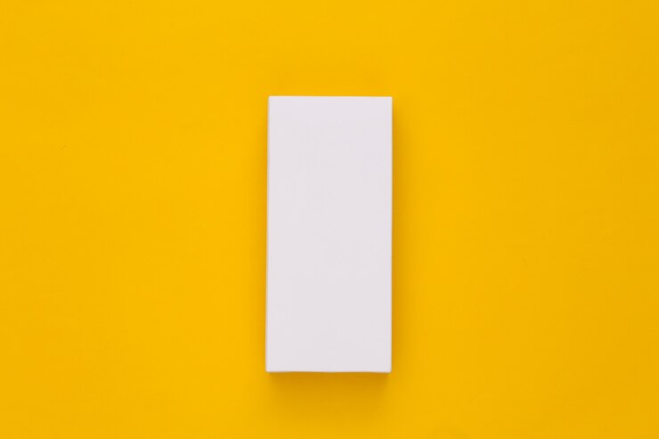 Foto caixa de embalagem branca em amarelo. minimalismo