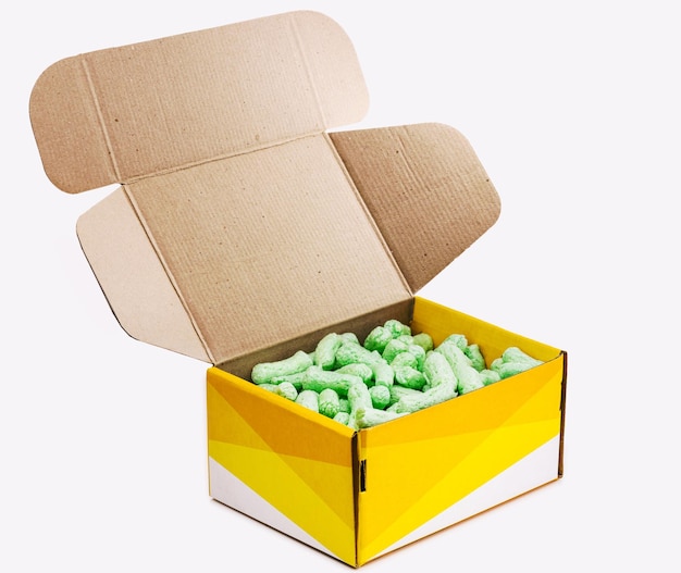 caixa de embalagem com flocos de poliéster de espuma de estirofono amendoim biodegradável para embalagem isolado fundo branco
