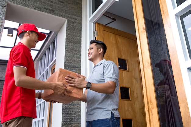 Caixa de entrega de homem de entrega