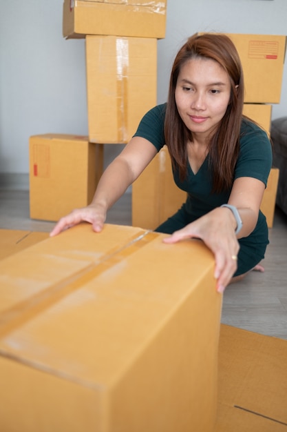 caixa de entrega de pacote de meninas asiáticas