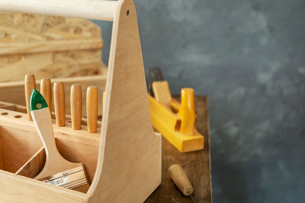 Caixa de ferramentas e ferramentas de marceneiro ou carpinteiro em caixa de ferramentas de madeira, fundo de mesa de madeira