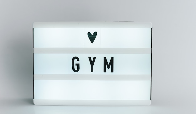 Caixa de luz com o título GYM com copyspace, sobre fundo branco