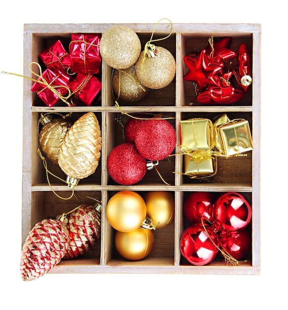 Caixa de madeira cheia de decorações de natal isoladas