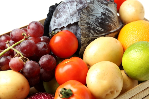 Caixa de madeira com legumes e frutas, close-up