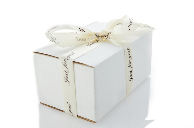 Caixa de maquete com presente em fundo branco com reflexo amarrado com fita com a inscrição Só para você