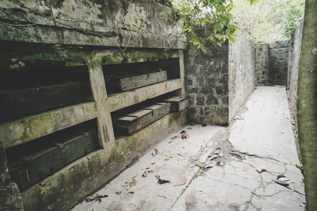 Caixa de munição abandonada em Cannon Cove em Cat Ba Island Lan Ha Bay Ha Long Bay que sobrou da guerra do Vietnã com a América