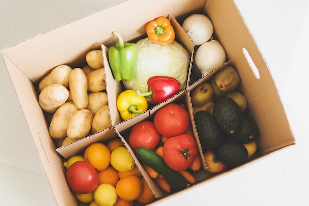 Caixa de papel biodegradável com frutas e vegetais frescos Mercado local da fazenda