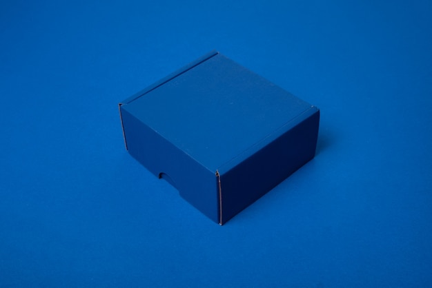 Caixa de papelão azul simples com fundo colorido, vista superior