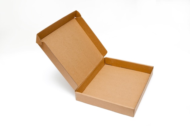 Caixa de papelão baixa com tampa articulada isolada no modelo de fundo branco para design