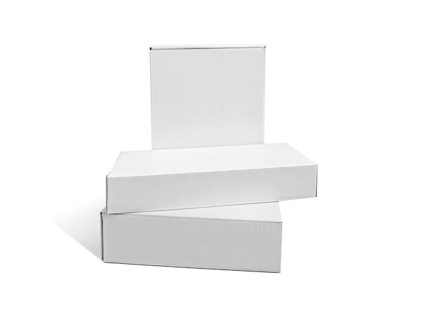 Caixa de papelão branca de embalagem em branco isolada em fundo branco pronta para design de embalagem