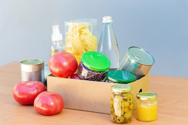 Foto caixa de papelão com alimentos diversos