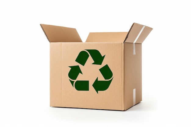 Caixa de papelão com símbolo de reciclagem em fundo branco