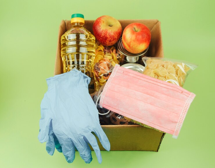 Foto caixa de papelão com uma doação para pessoas necessitadas com alimentos
