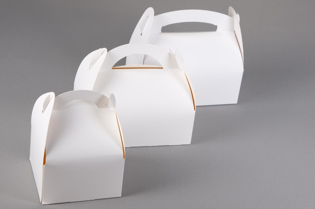 Caixa de papelão de bolo para viagem saborosa caixa branca em branco para design de simulação branding em fundo cinza