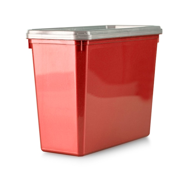 Foto caixa de plástico vermelha fechada sobre fundo branco com traçado de recorte