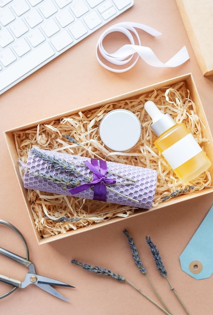 Caixa de presente aberta da caixa da assinatura da beleza com produtos cosméticos naturais para dentro