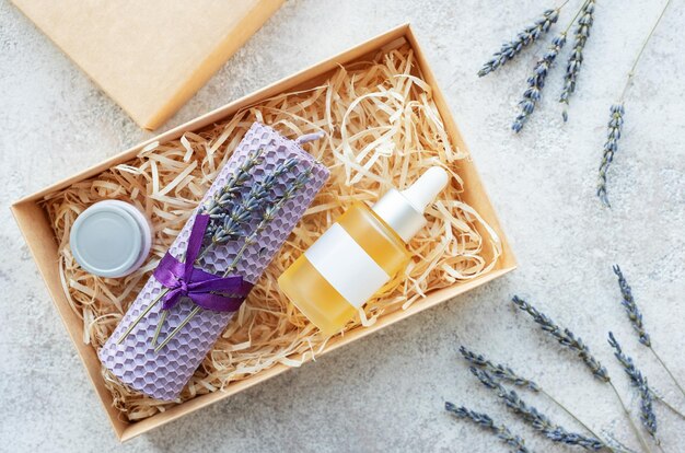 Caixa de presente aberta da caixa da assinatura da beleza com produtos cosméticos naturais para dentro