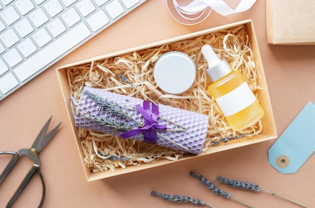 Caixa de presente aberta da caixa da assinatura da beleza com produtos cosméticos naturais para dentro