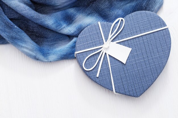 Caixa de presente azul em forma de coração em madeira branca. Presente para férias românticas.