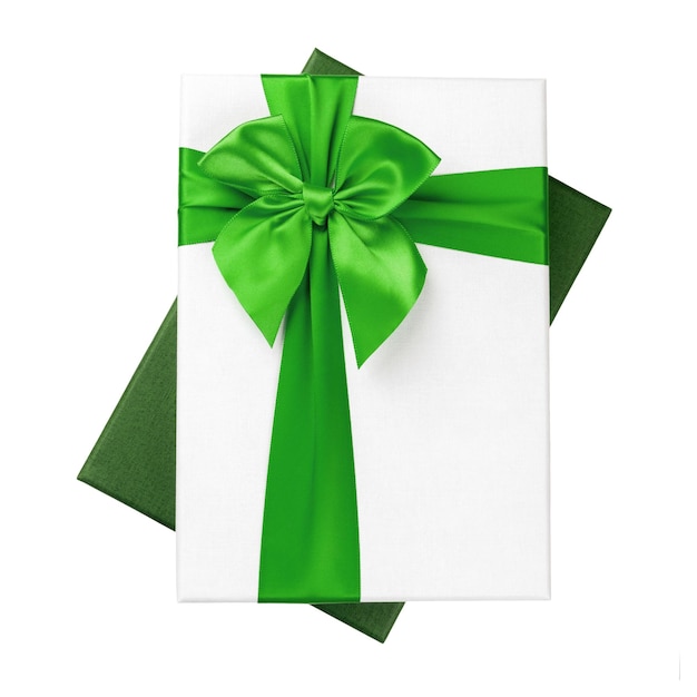 Caixa de presente branca com fita verde isolada no fundo branco