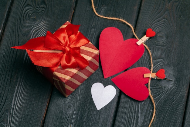 Caixa de presente com corações de fita e papel de laço vermelho para dia dos namorados