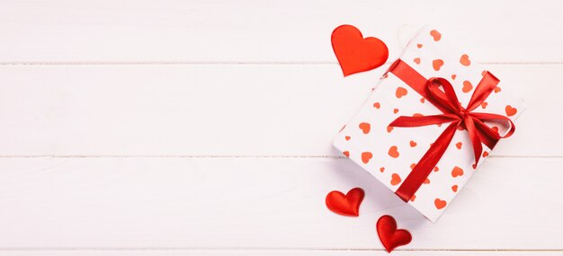 caixa de presente com corações, papel de embrulho e corações de têxteis