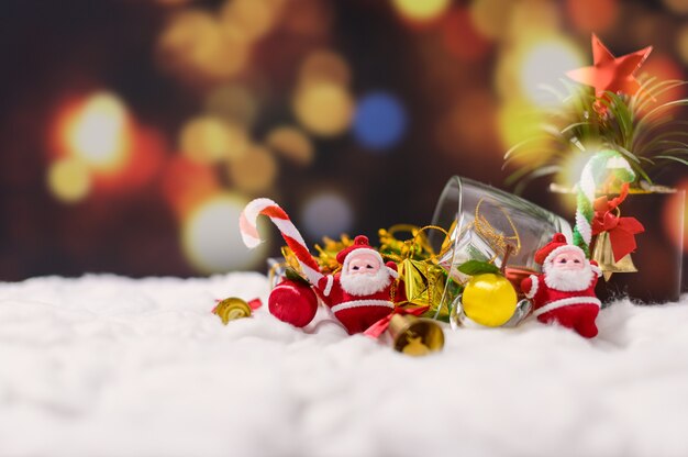 caixa de presente com decoração de natal na neve