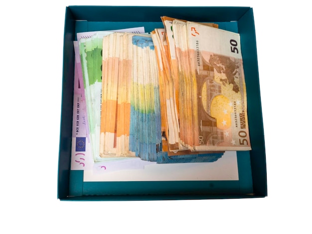 Caixa de presente com dinheiro isolado no fundo branco