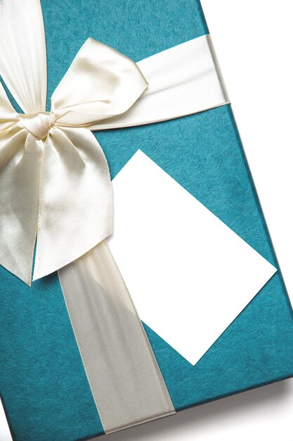Caixa de presente com etiqueta de presente em branco em branco vazia simulada para aniversário de Natal ou fundo de presente de casamento isolado