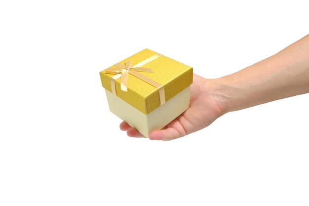 Caixa de presente com fita de ouro e arco na mão com fundo branco