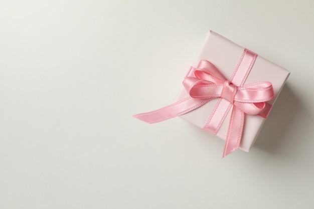 Caixa de presente com fita rosa em fundo branco
