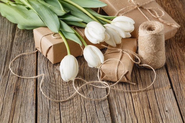 Caixa de presente com flores e doces