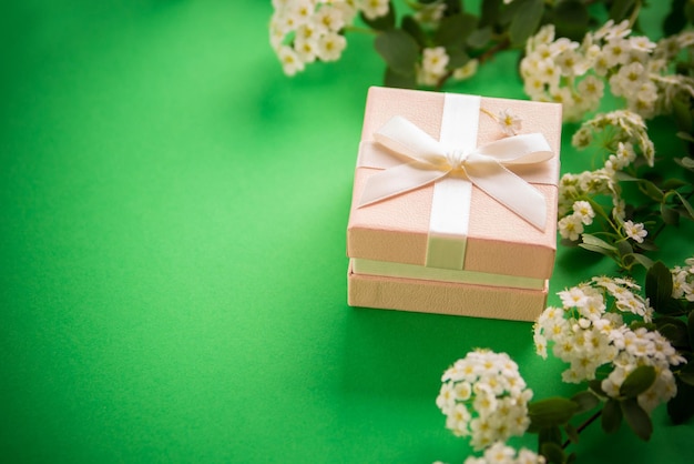 Caixa de presente com flores em fundo verde