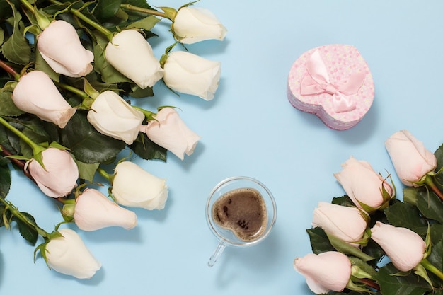 Caixa de presente com flores rosas no fundo azul