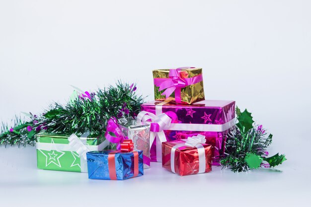 Caixa de presente com fundo branco, isolado de caixa de presente, feliz natal