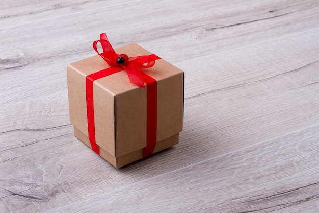 Caixa de presente com laço de fita. joaninha na faixa de opções. crie sua caixa de presente. presente de cubo de artesanato para o natal.
