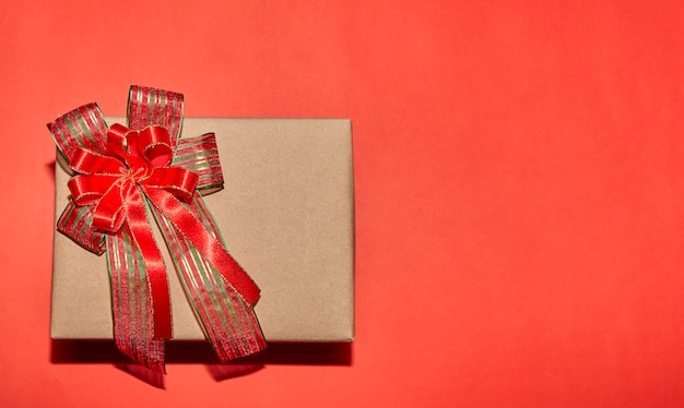 caixa de presente com laço de fita vermelha para o Natal, ano novo, dia dos namorados em fundo vermelho