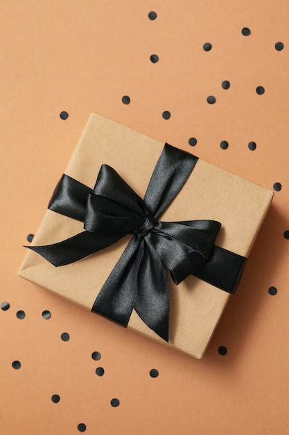 Caixa de presente com laço preto em papel artesanal