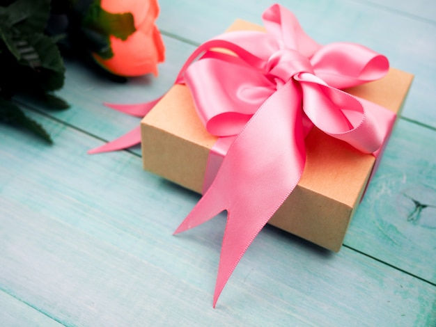 Caixa de presente com laço rosa, brilhante, celebração, espaço