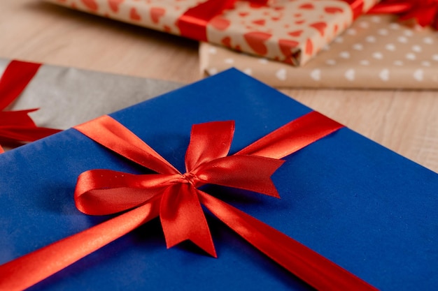 Caixa de presente com laço vermelho e fita de seda para presentes de Natal presentes de Ano Novo embalados em caixa de presente para as férias de inverno