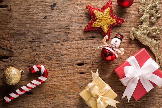 Caixa de presente com o natal em fundo de madeira