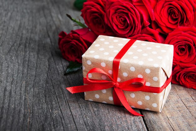 Caixa de presente com rosas vermelhas