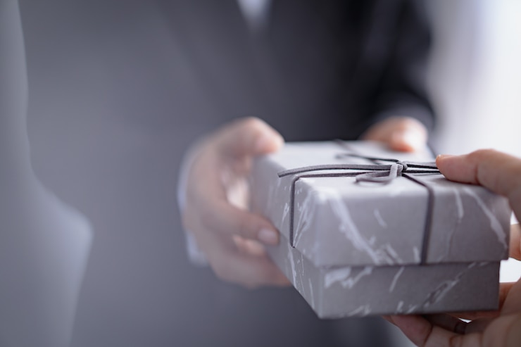 Caixa de presente dando empresário