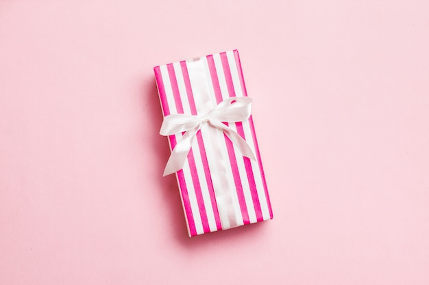 Caixa de presente de aniversário em papel de embrulho rosa, vista superior