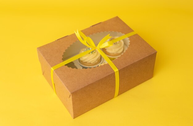 Caixa de presente de artesanato com fita e arco em fundo amarelo Presente de aniversário 8 de março Dia das Mães
